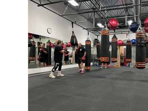 Salle de boxe avec sacs de frappe